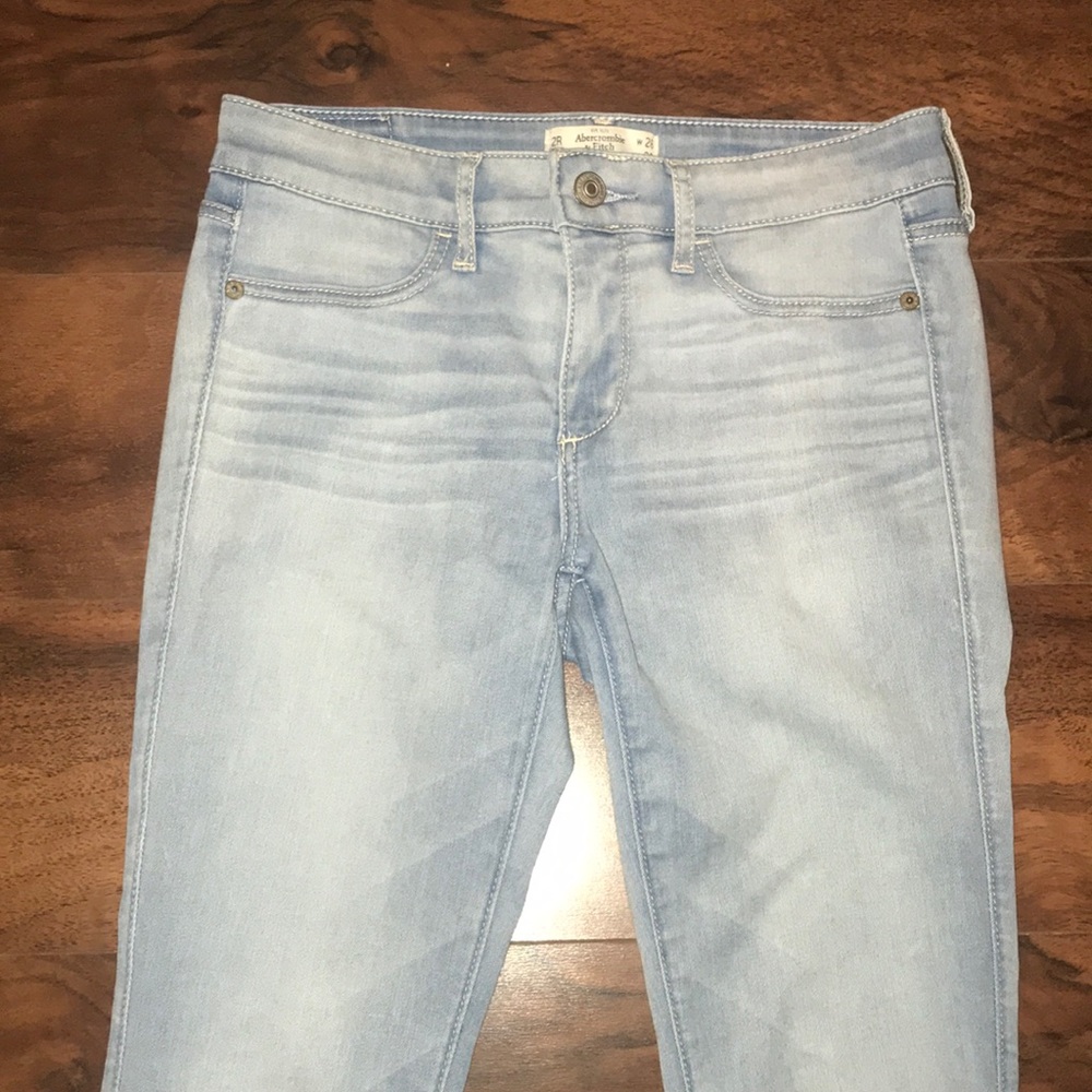 Abercrombie and Fitch Light Jeans size 2R W26 L29
